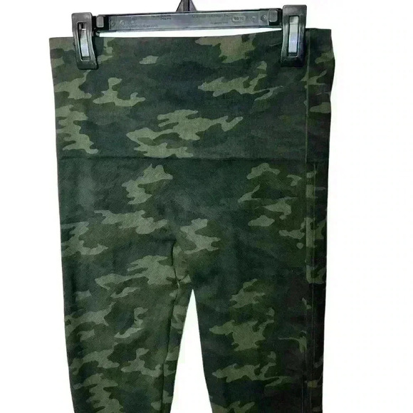 Spanx Look At Me Now Seamless Leggings (Camo Green) Size Medium - Picture 3 of 7